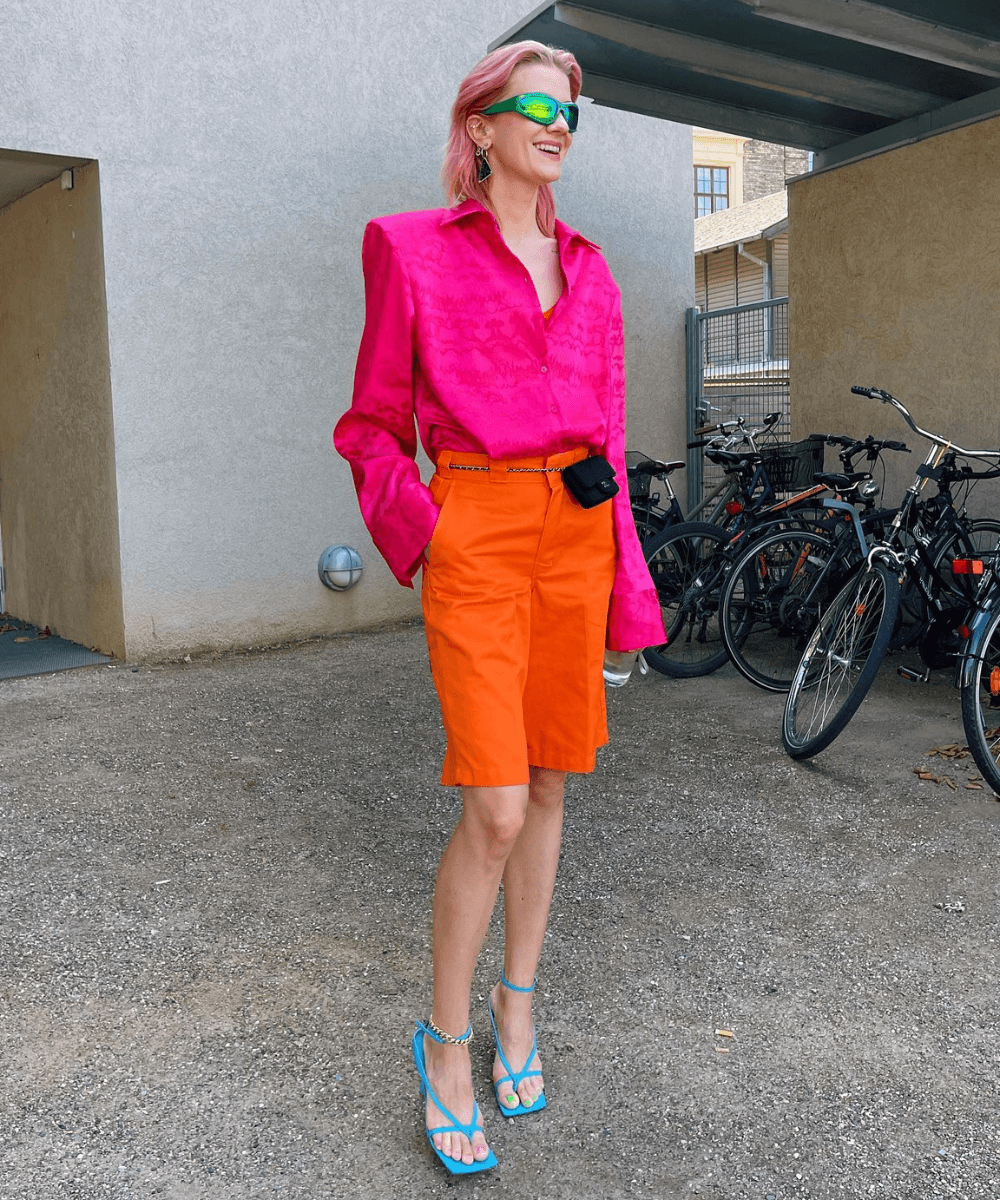 Marianne Theodorsen - camisa rosa com bermuda laranja - cores tendência - Inverno 2022 - na rua - https://stealthelook.com.br