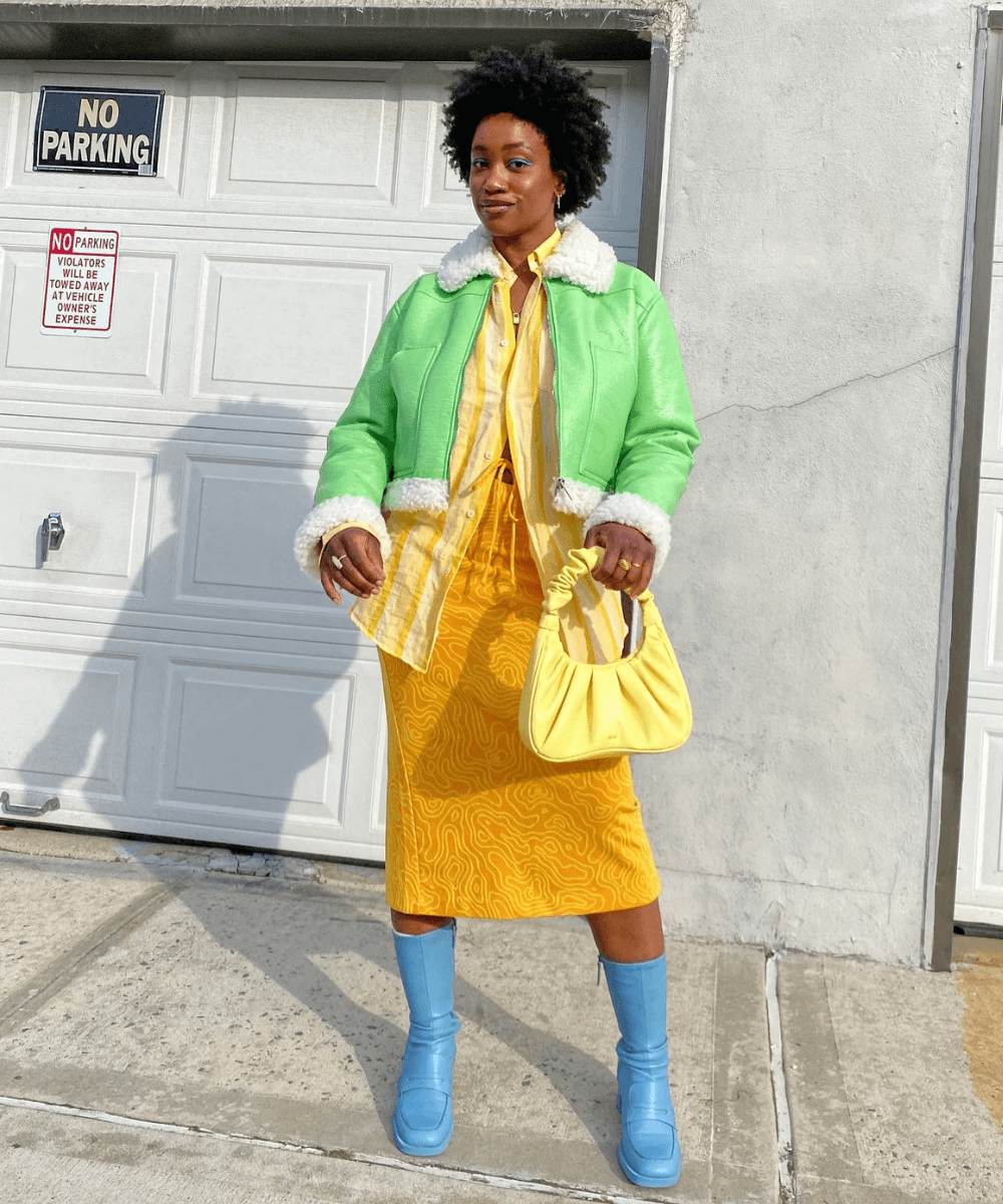Yolande Macon - blusa verde com saia amarela - cores tendência - Inverno 2022 - na rua - https://stealthelook.com.br