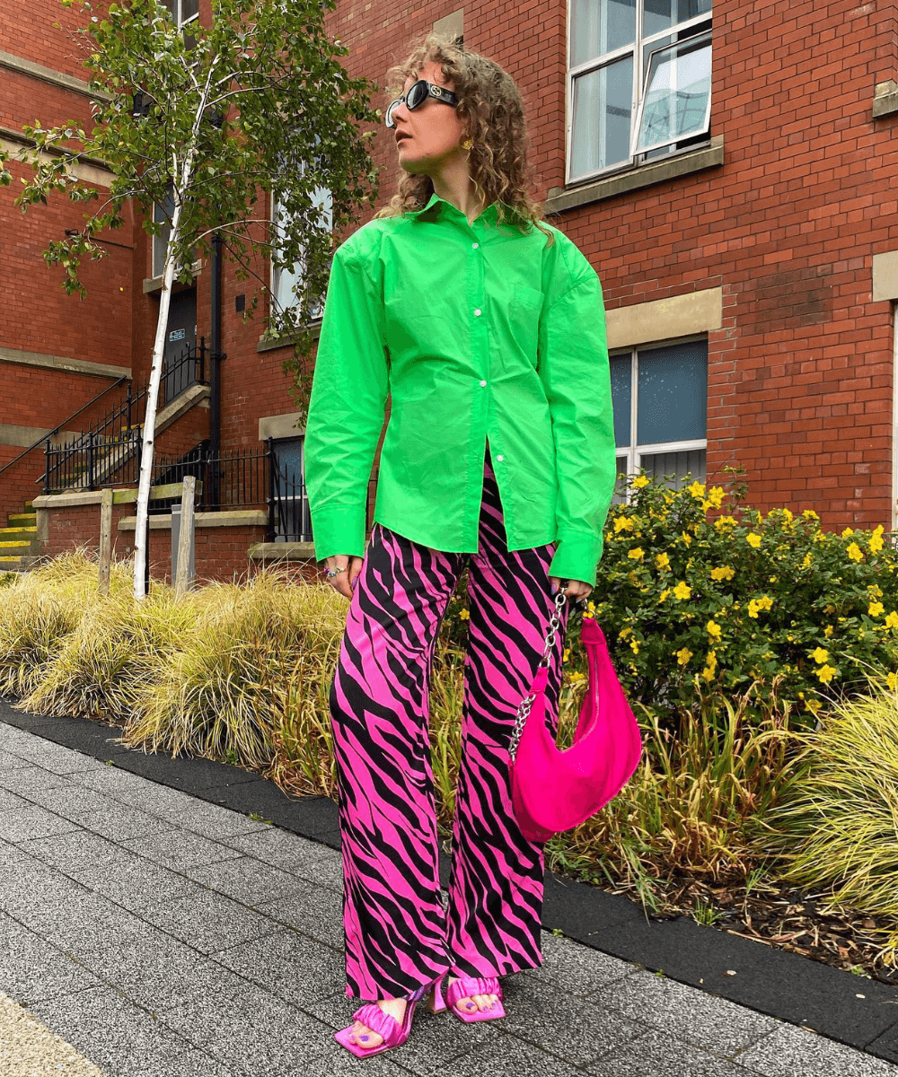 Danielle Spencer - blusa verde e calça rosa - cores tendência - Inverno 2022 - na rua - https://stealthelook.com.br