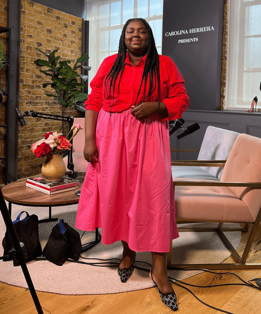 Abisola Omole - blusa vermelha com saia rosa - cores tendência - Inverno 2022 - estúdio - https://stealthelook.com.br