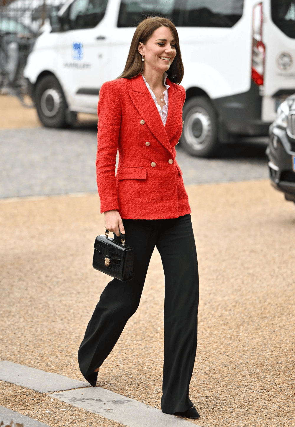 Kate Middleton - blazer vermelho com calça de pantalona - Kate Middleton - Inverno 2022 - na rua - https://stealthelook.com.br