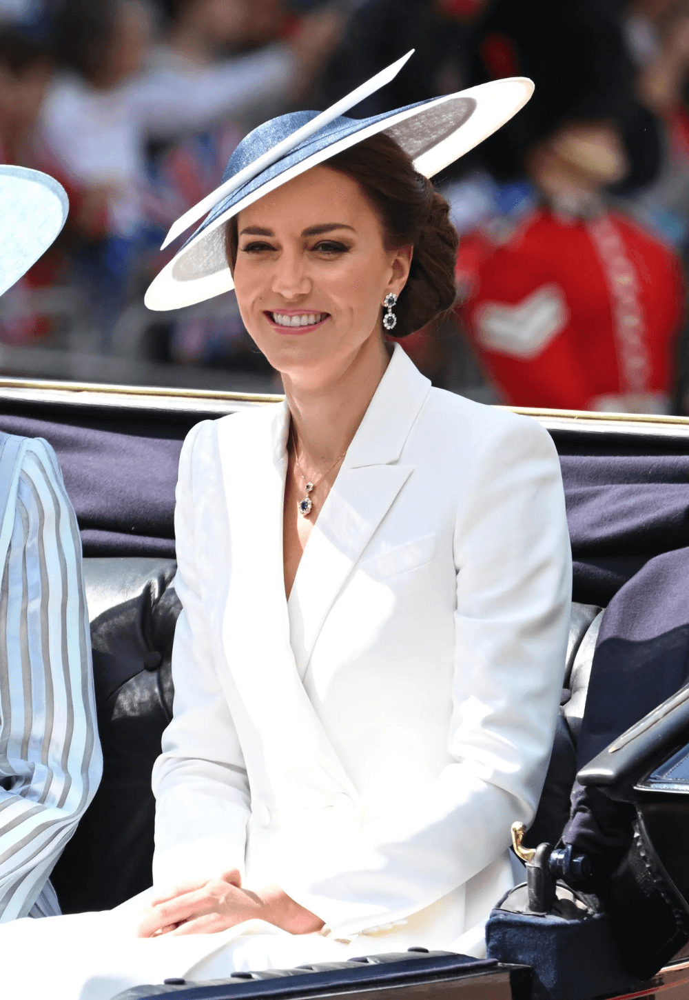 Kate Middleton - vestido branco alexander macqueen - Kate Middleton - Inverno 2022 - jubileu da rainha - https://stealthelook.com.br