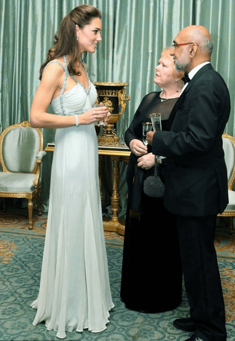 Kate Middleton - vestido de gala azul claro - Kate Middleton - Inverno 2022 - evento oficial - https://stealthelook.com.br