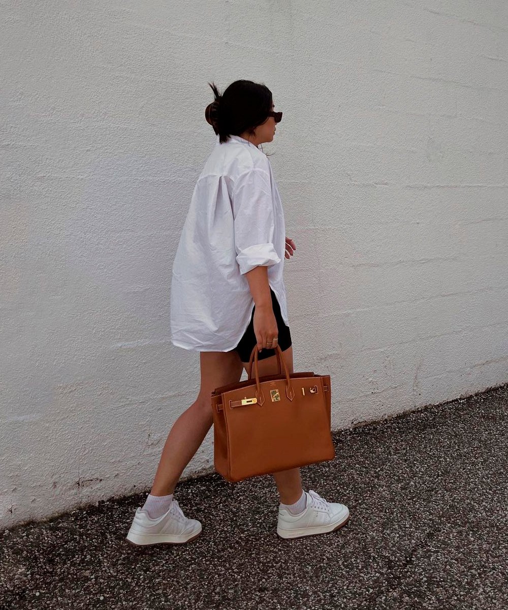 It girls - tendência de moda, camisa branca, look básico - tendência de moda - Inverno - Street Style  - https://stealthelook.com.br