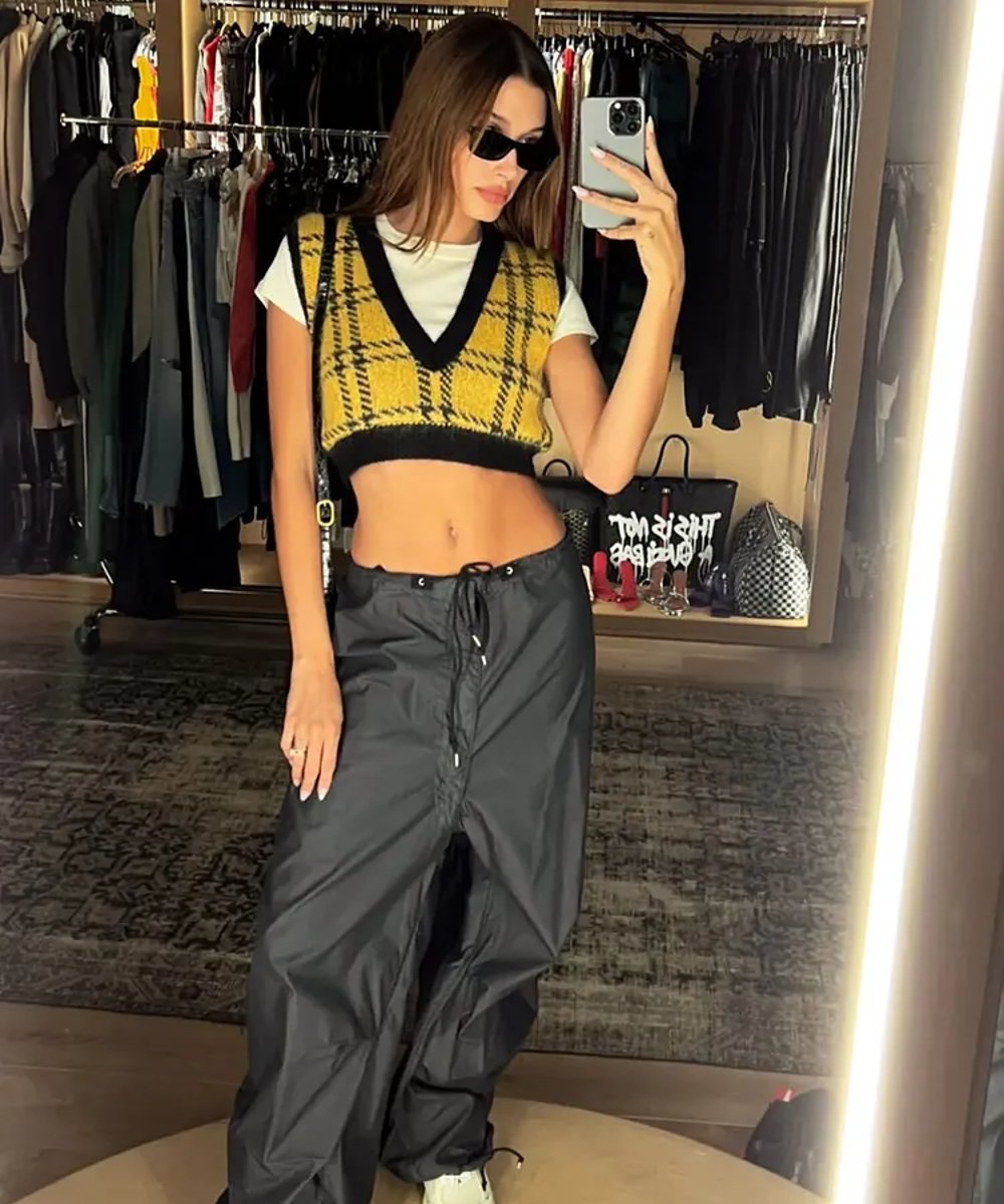 Hailey Bieber - Y2K e preppy - Y2K - tendências - preppy - https://stealthelook.com.br