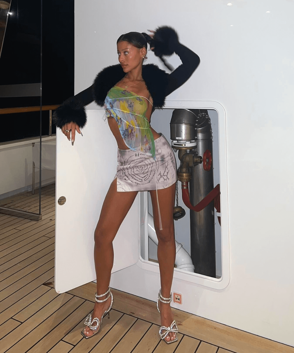 Sami Miró - blusa transparente com mini saia e bolero com sandália de strass - moda Y2K - Inverno 2022 - no barco - https://stealthelook.com.br