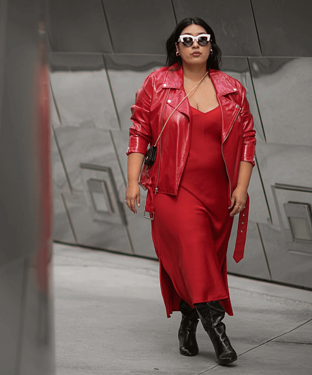 Cindy Pineda - vestido e jaqueta biker vermelhos - jaquetas biker - Inverno 2022 - na rua - https://stealthelook.com.br