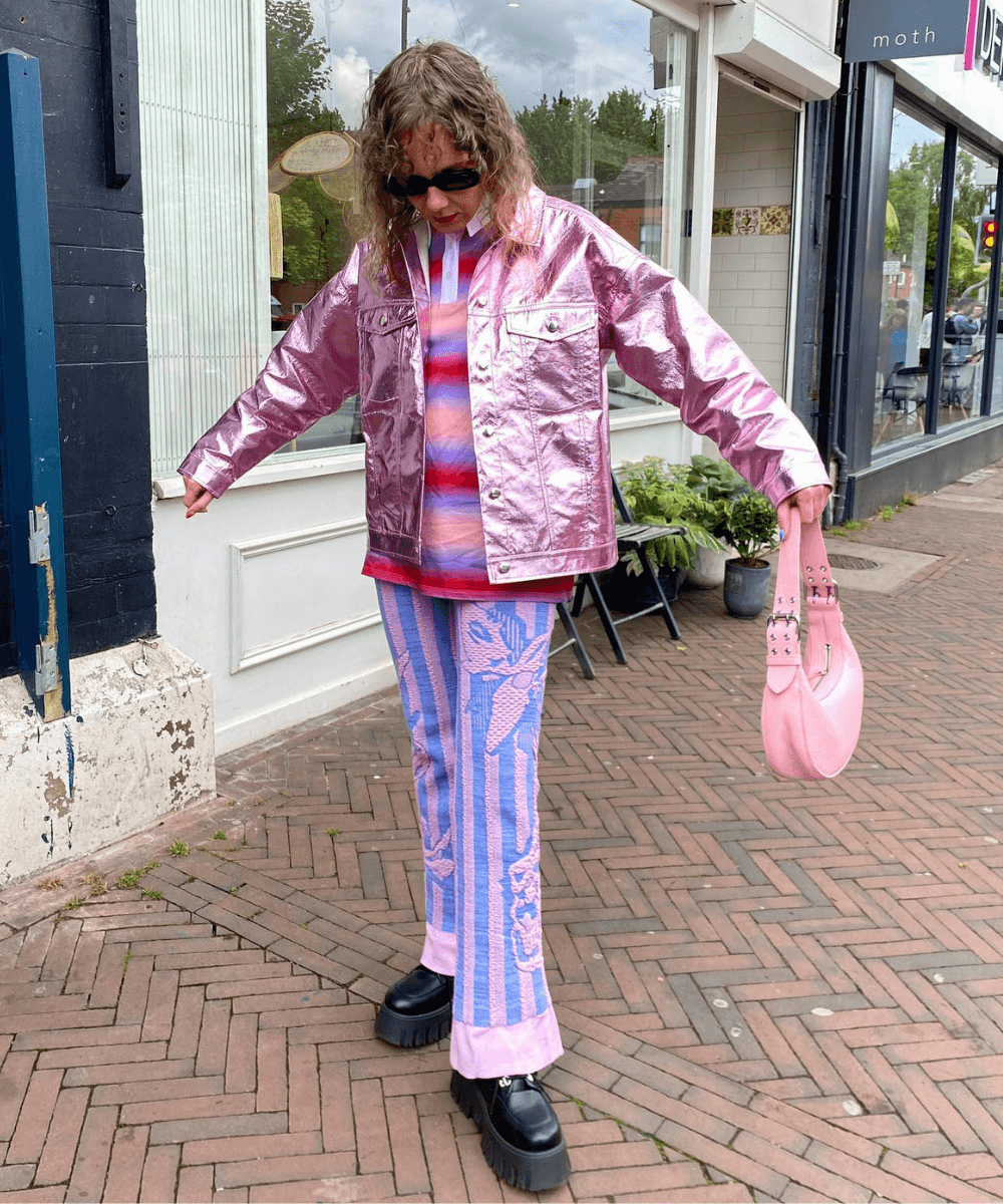 Danielle Spencer - blusa polo com calça estampada e jaqueta metalizada com oxford - roupas metalizadas - Inverno 2022 - na rua - https://stealthelook.com.br