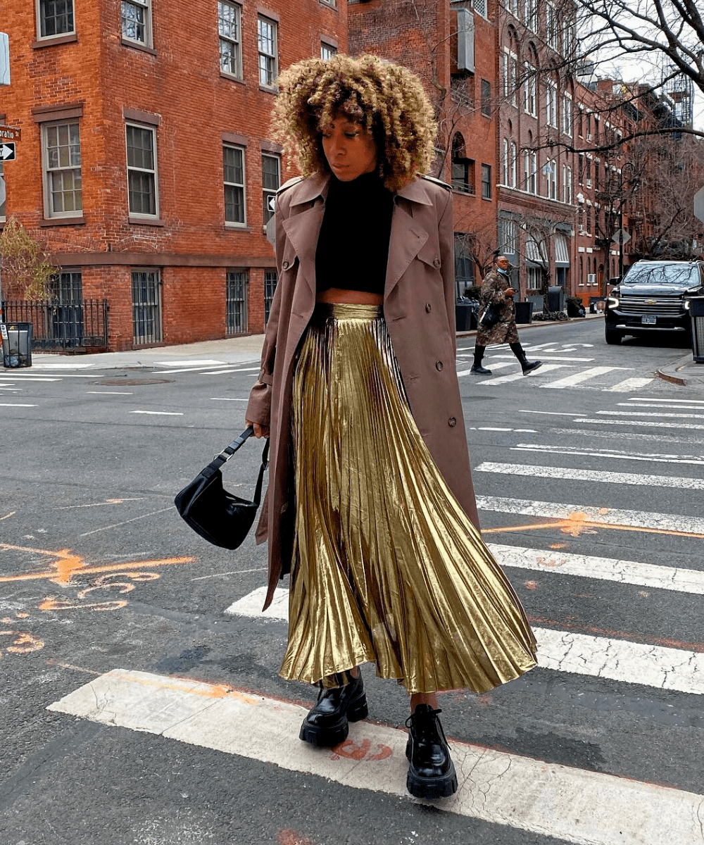 @karenbritchick - cropped com saia metalizada e trench coat - roupas metalizadas - Inverno 2022 - na rua - https://stealthelook.com.br