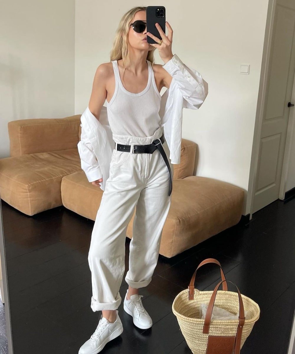 Stephanie Broek - calça branca, regata tank top, camisa oversized e tênis - verão 2023 - Verão - foto na frente do espelho - https://stealthelook.com.br