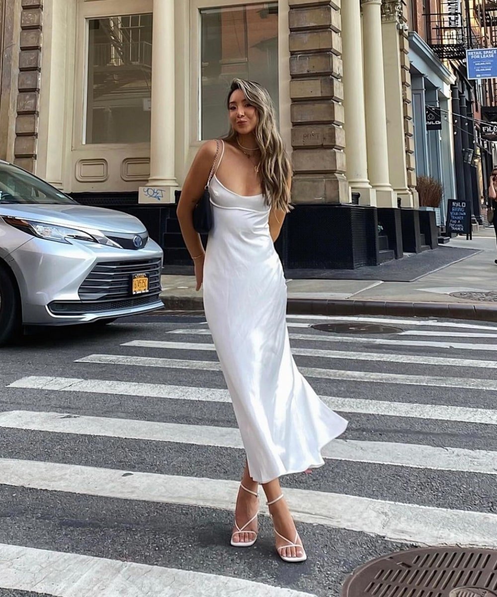 Kristy Wu - slip dress branco e flatform - verão 2023 - Verão - em pé na rua - https://stealthelook.com.br
