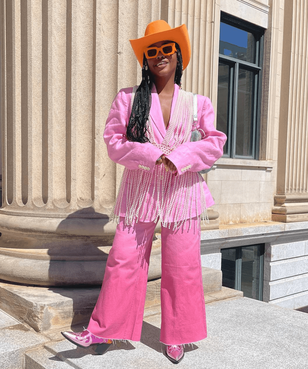 @thenxcstyle - blazer e calça rosa com bota e chapéu - moda country - Inverno 2022 - na rua - https://stealthelook.com.br