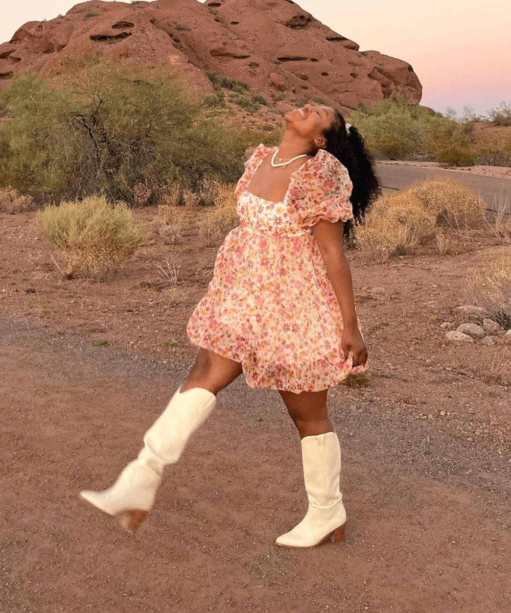 Dez Smith - vestido floral com cowboy boots - moda country - Inverno 2022 - no deserto - https://stealthelook.com.br