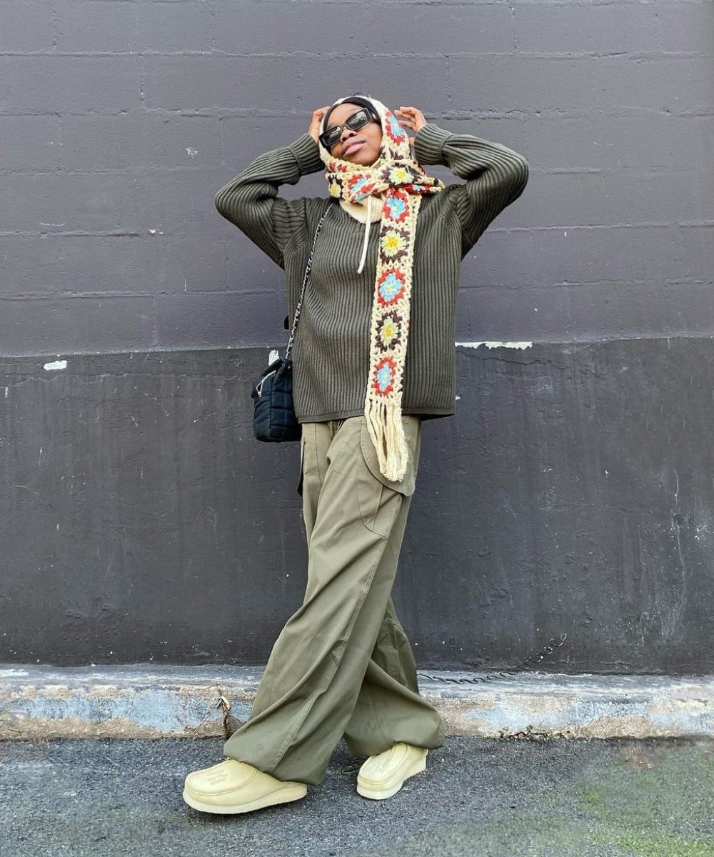 Aude-Julie Alingué - calça parachute verde, moletom, tênis e cachecol - calça tendência - Outono - em pé na rua - https://stealthelook.com.br