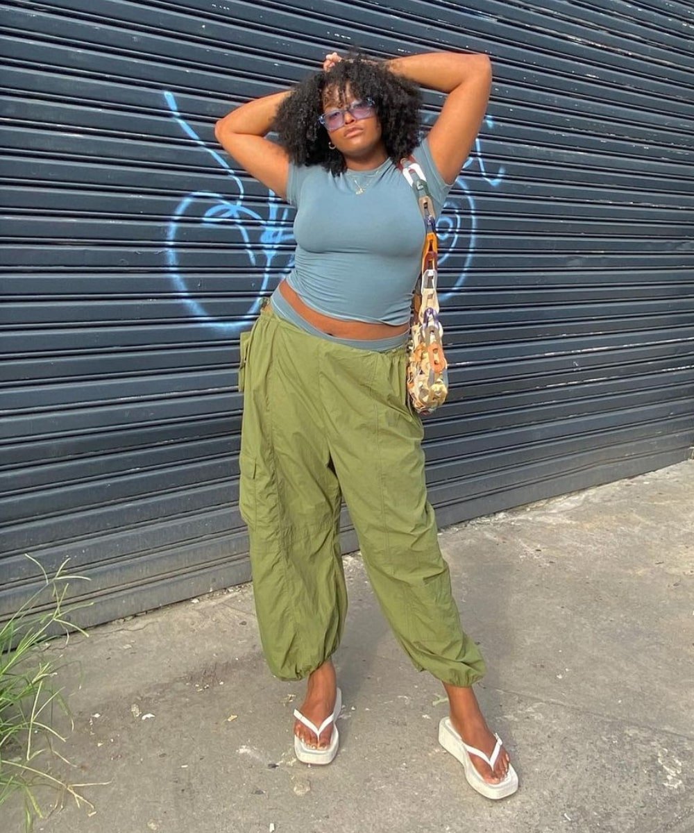Imani Randolph - calça parachute verde, baby look azul  - calça tendência - Verão - em pé na rua - https://stealthelook.com.br
