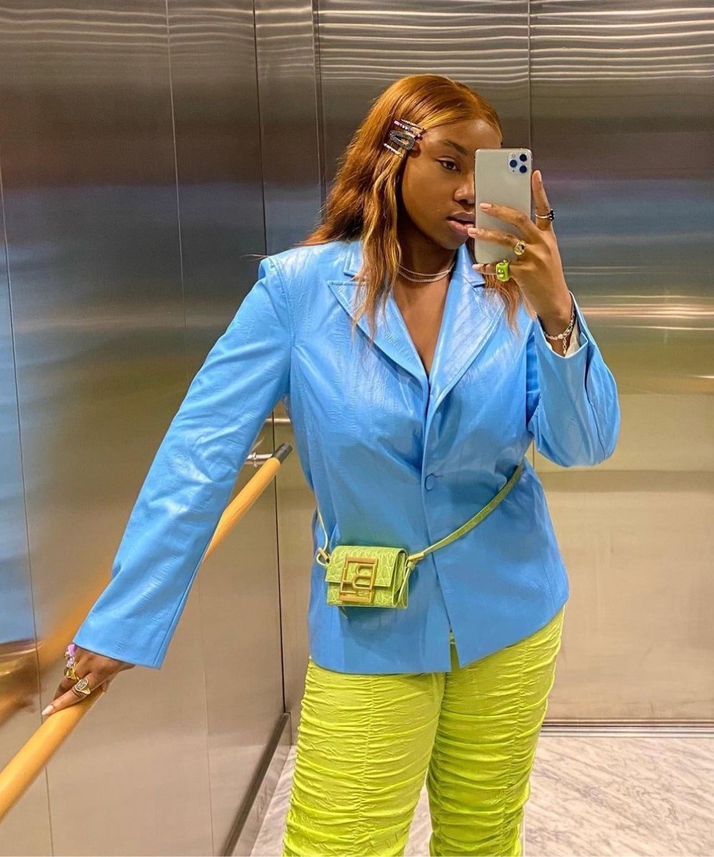 Nnenna Echem - calça verde lima, blazer azul e bolsa na cintura - como usar bolsa - Primavera - foto na frente do espelho - https://stealthelook.com.br