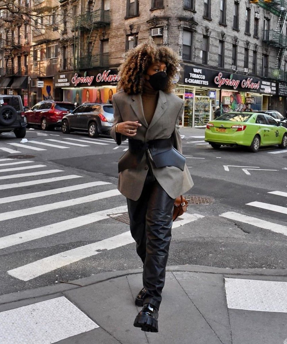 Karen Blanchard - calça de couro, blazer e corset belt - como usar cinto - Inverno  - andando na rua usando máscara - https://stealthelook.com.br