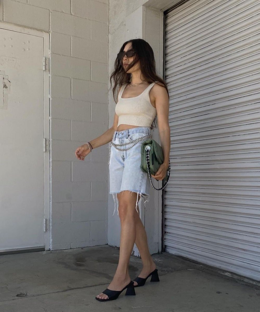 Lauren Caruso - bermuda jeans, cinto de fivela, regata e tamancos - como usar cinto - Verão - andando na rua - https://stealthelook.com.br