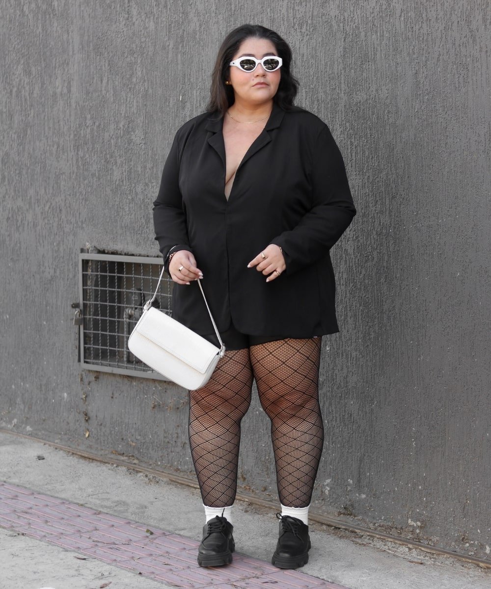 Layla Brigido - blazer, meia-calça arrastão, óculos branco e coturno - como usar preto - Outono - em pé na rua usando óculos de sol - https://stealthelook.com.br