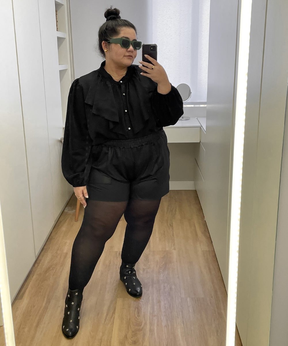 Layla Brigido - short preto, camisa peta, meia-calça e oxford - como usar preto - Inverno  - foto na frente do espelho - https://stealthelook.com.br