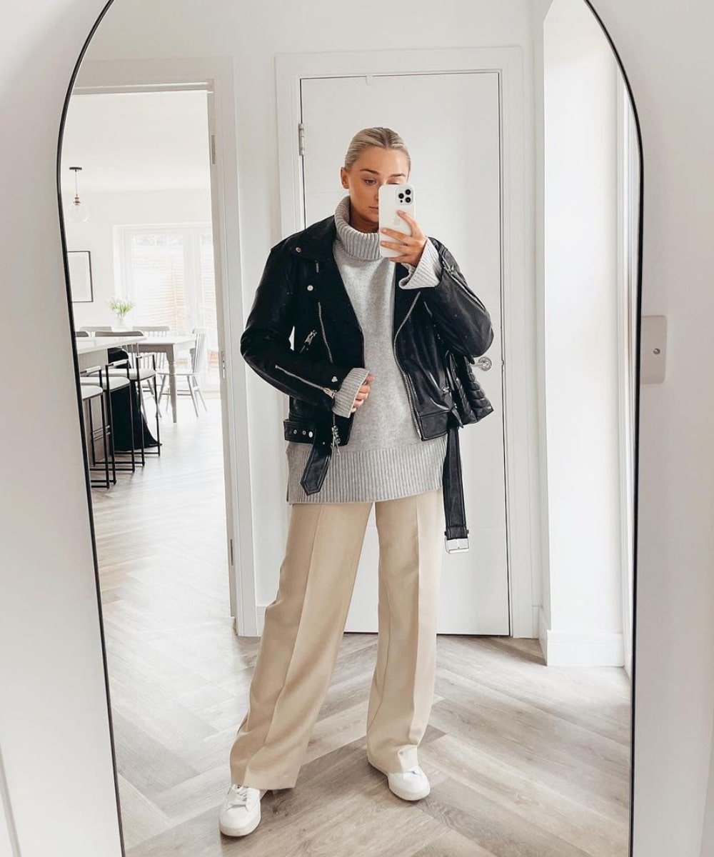 Olivia Rose - calça de alfaiataria, trico, jaqueta de couro preta e tênis - viajar confortável - Inverno  - foto na frente do espelho - https://stealthelook.com.br
