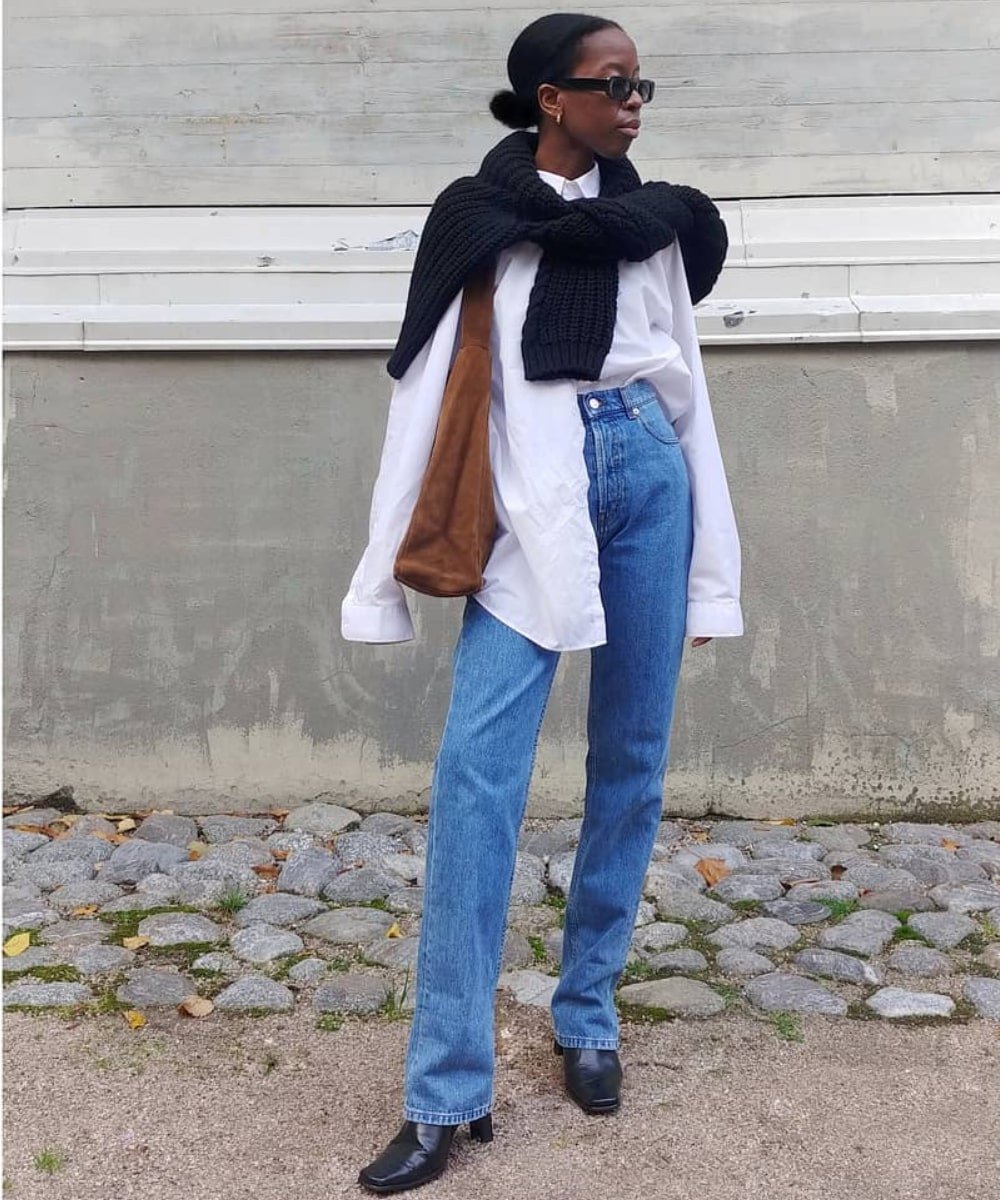 Sylvie Mus - calça jeans, camisa branca e sandália - viajar confortável - Primavera - em pé na rua usando óculos de sol - https://stealthelook.com.br
