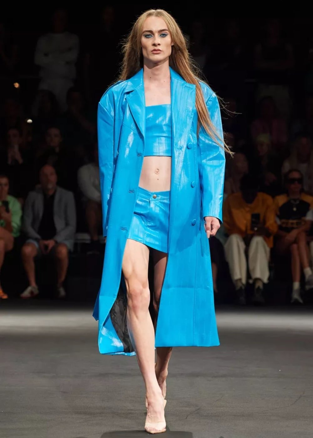 Munthe - minissaia azul, cropped e sobretudo azul  - tendências de moda - Primavera - modelo andando pela passarela - https://stealthelook.com.br