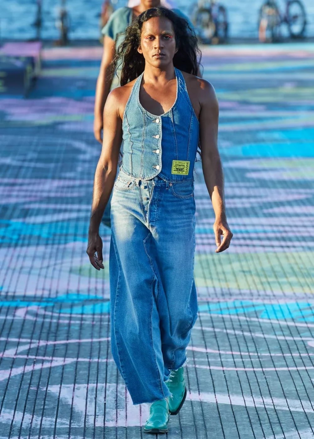 Ganni - calça jeans, colete jeans e botas western - tendências de moda - Primavera - modelo andando pela passarela - https://stealthelook.com.br