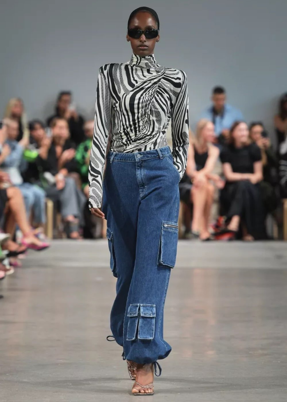 Gestuz - calça cargo, blusa animal print e sandália - tendências de moda - Primavera - modelo andando pela passarela - https://stealthelook.com.br