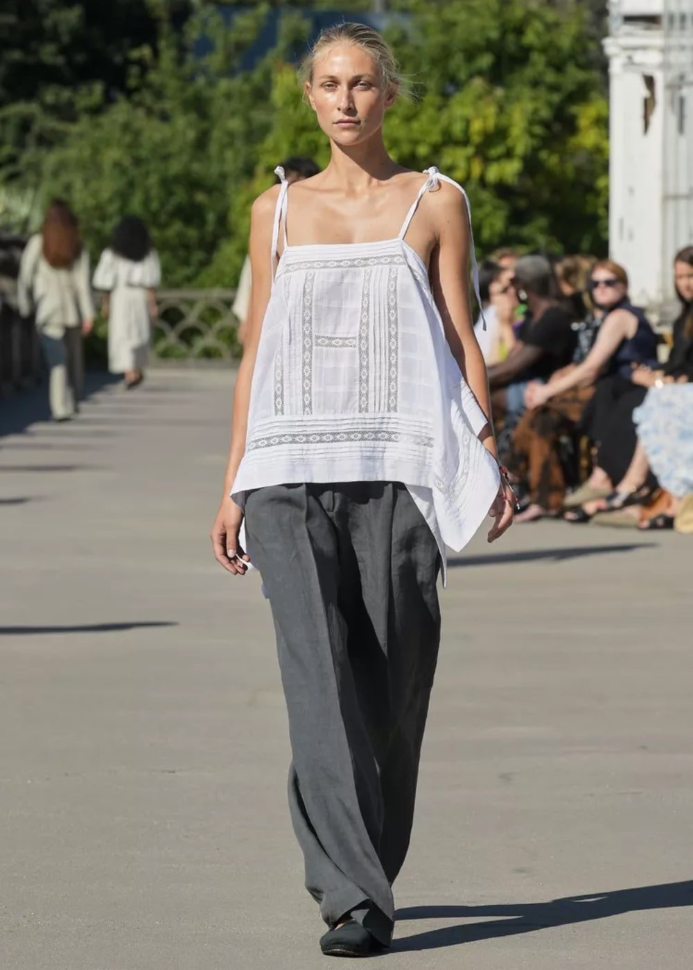 Skall Studio - calça de alfaiataria, bata branca - tendências de moda - Primavera - modelo andando pela passarela - https://stealthelook.com.br