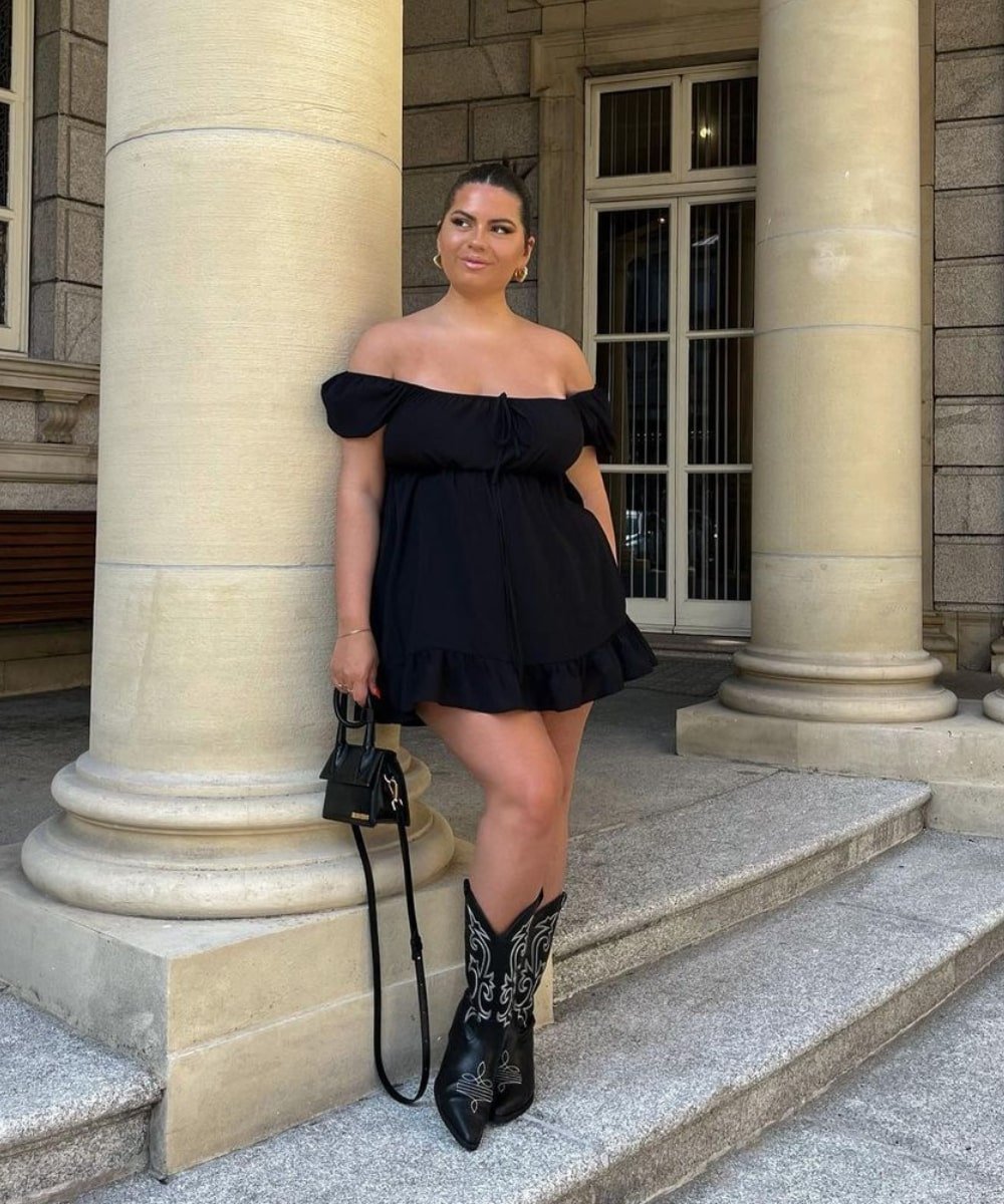 Freya Broni - vestido preto bufante, bota western e bolsa - cowboy boots - Verão - em pé na rua - https://stealthelook.com.br