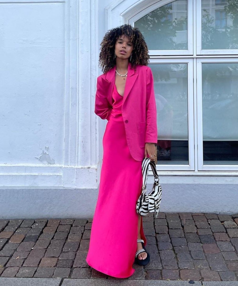 Fiah Hamelijnck - Vestido longo rosa, blazer rosa e bolsa de zebra - Barbiecore - Primavera - em pé na rua - https://stealthelook.com.br