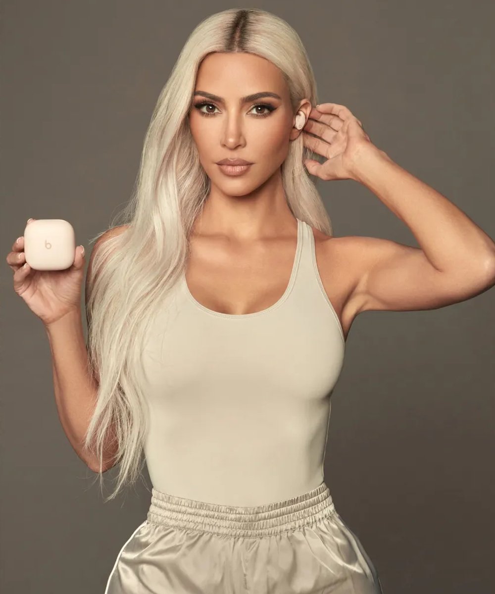 Kim Kardashian - nude - SKIMS - Beats Fit Pro - Beats - https://stealthelook.com.br