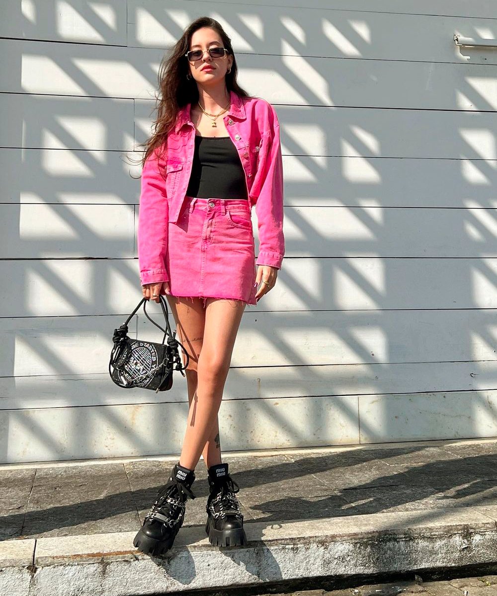 It girls - Rock in Rio 2022, conjuntinho rosa, saia jeans, jaqueta jeans, coturno - Rock in Rio 2022 - Inverno - Street Style  - https://stealthelook.com.br