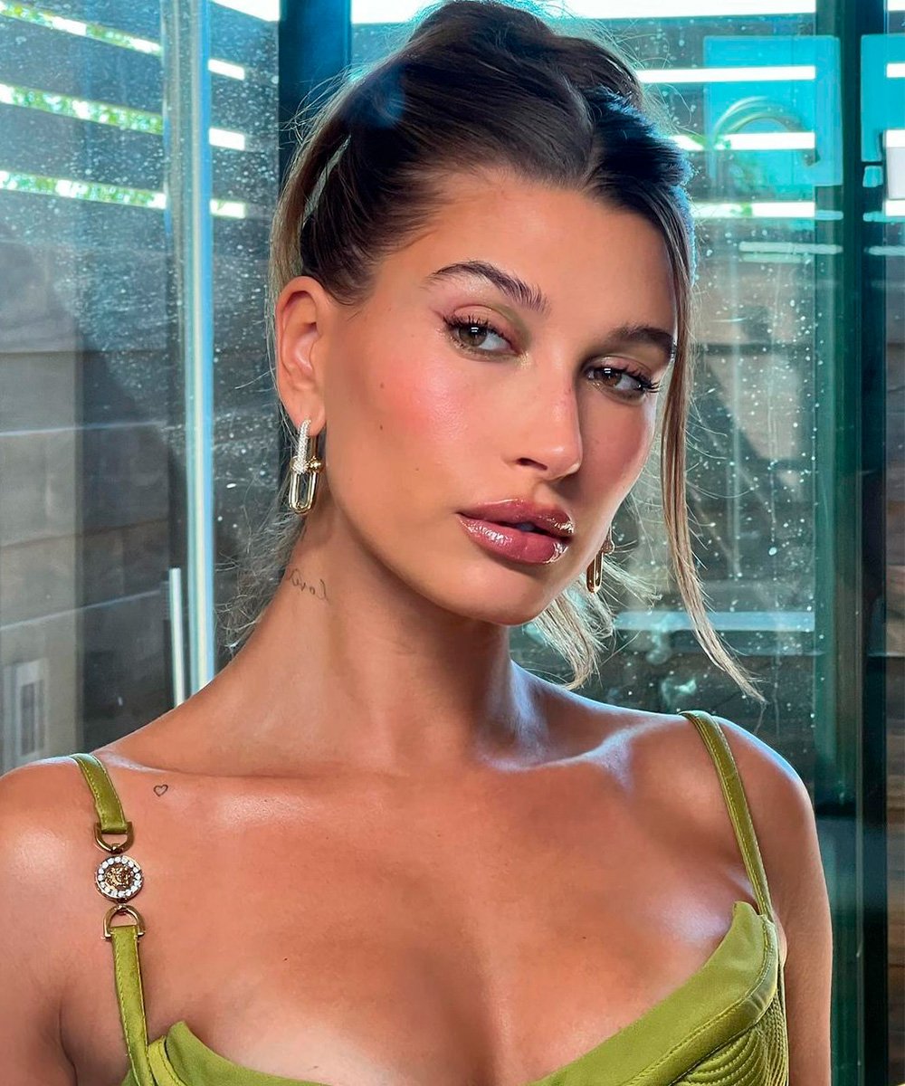 Hailey Bieber - maquiagem-natural-glow - maquiagem para casamento - inverno  - brasil - https://stealthelook.com.br