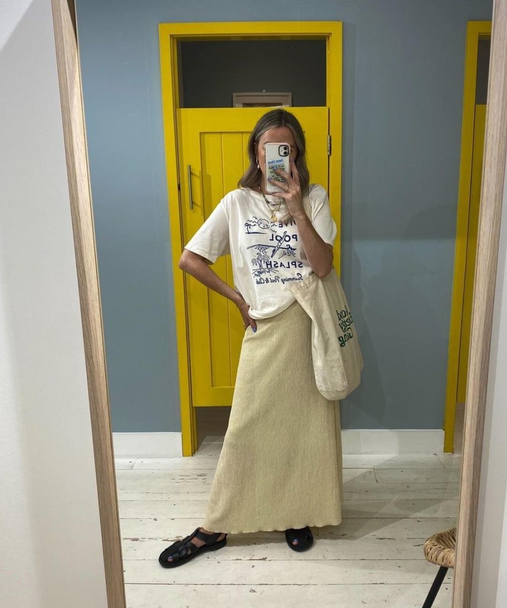 @maimy_pea - saia longa, t-shirt e sandália fisherman - moda verão 2023 - Verão - foto na frente do espelho - https://stealthelook.com.br