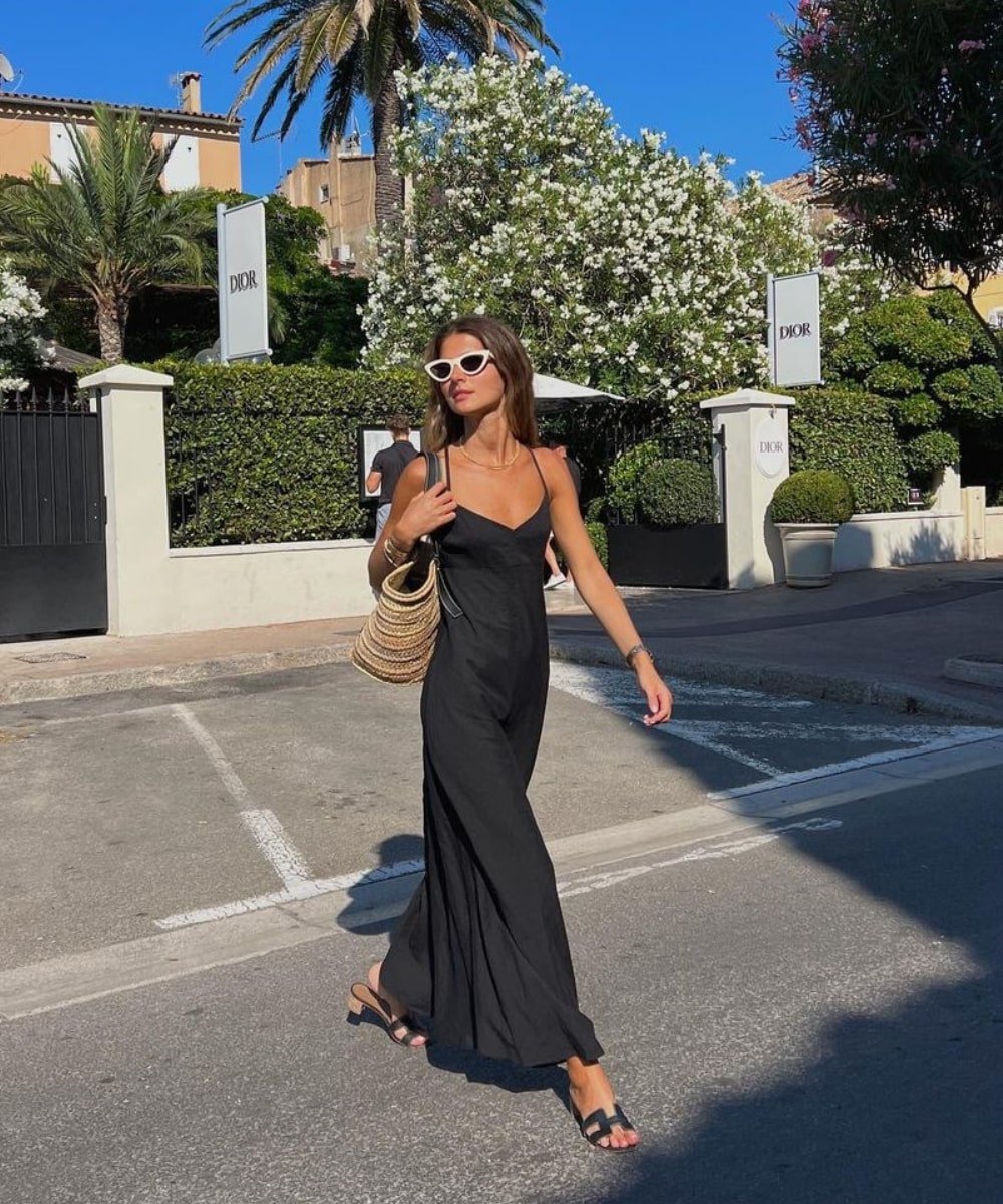@lemanm - slip dress preto longo - vestidos de verão - Verão - andando na rua usando óculos de sol - https://stealthelook.com.br