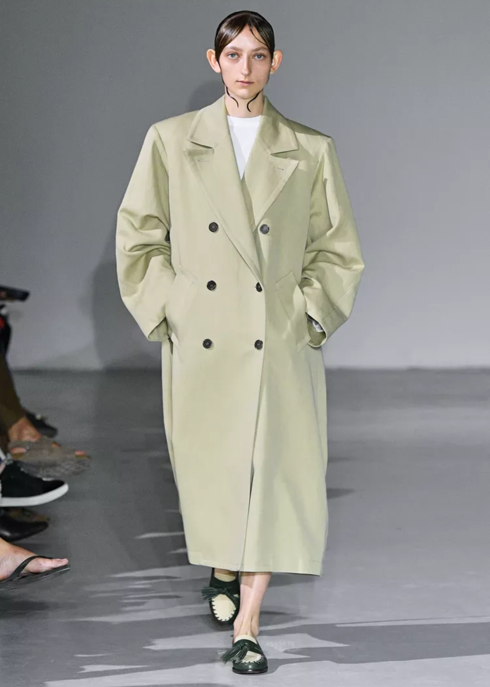 Mark Kenly Domino Tan - casaco longo bege e mocassim - semana de moda de Copenhagen - Primavera - modelo andando pela passarela - https://stealthelook.com.br