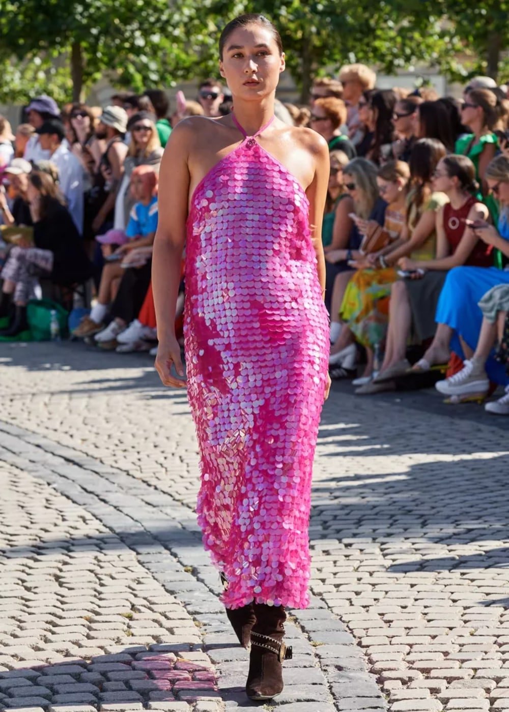 Saks Potts - vestido midi de lantajouolas pink - semana de moda de Copenhagen - Primavera - modelo andando pela passarela - https://stealthelook.com.br