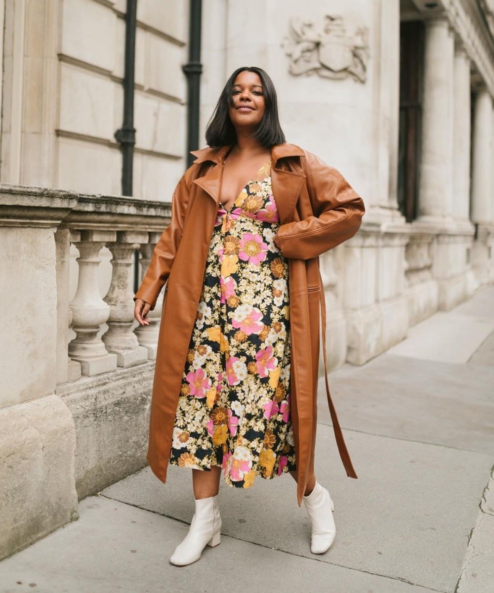 @styleidealist - vestido florido, casaco marrom e bota ankle boot branca - modelos de botas - Outono - andando na rua - https://stealthelook.com.br
