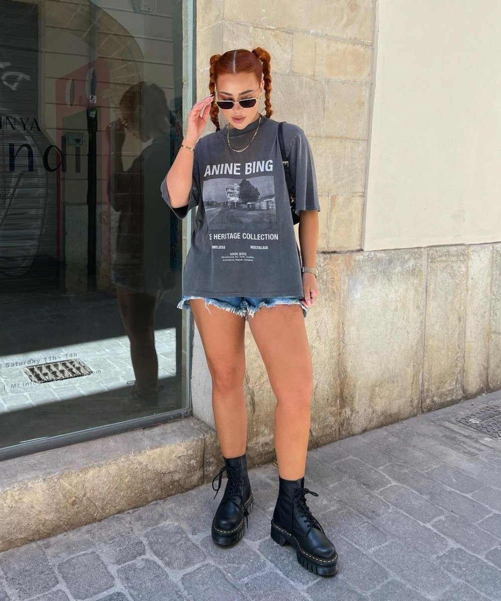 Ellie Beatrice Joslin - short jeans, coturno e t-shirt cinza - modelos de botas - Verão - em pé na rua usando óculos de sol - https://stealthelook.com.br