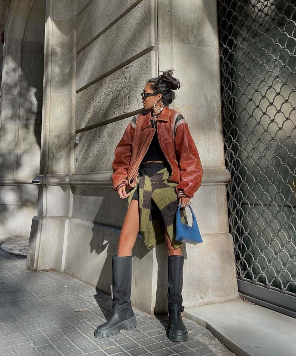 Baya Gorbunova - saia preta, cropped, casaco vermelho e bota galocha - modelos de botas - Outono - em pé na rua - https://stealthelook.com.br