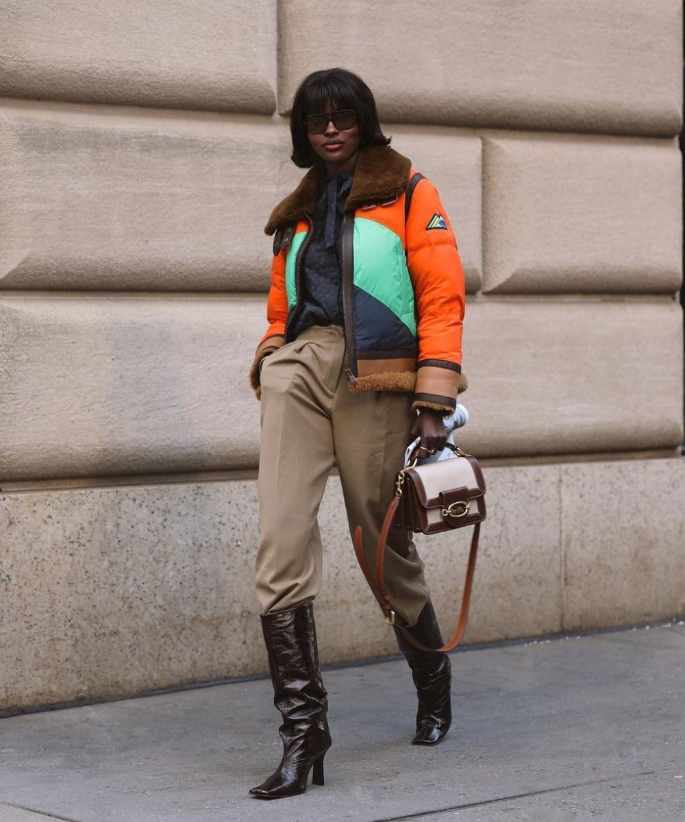 Amy Julliette Lefévre - calça jeans, bota slouchy, jaqueta puffer e óculos de sol - modelos de botas - Inverno  - andando na rua - https://stealthelook.com.br