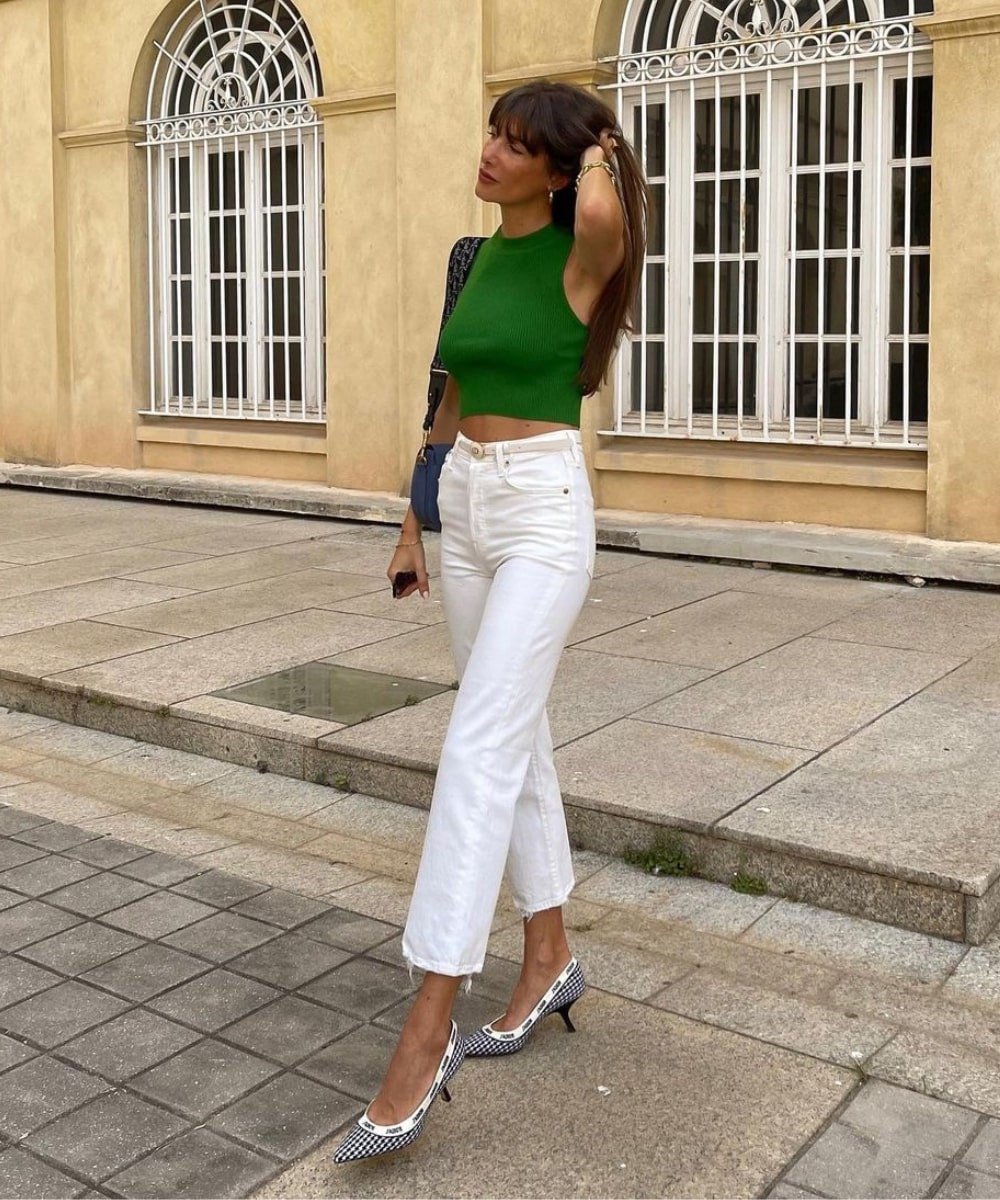 Julie Sergent Ferreri - calça branca, regata verde e kitten heels - modelos de sapatos - Verão - em pé na rua - https://stealthelook.com.br