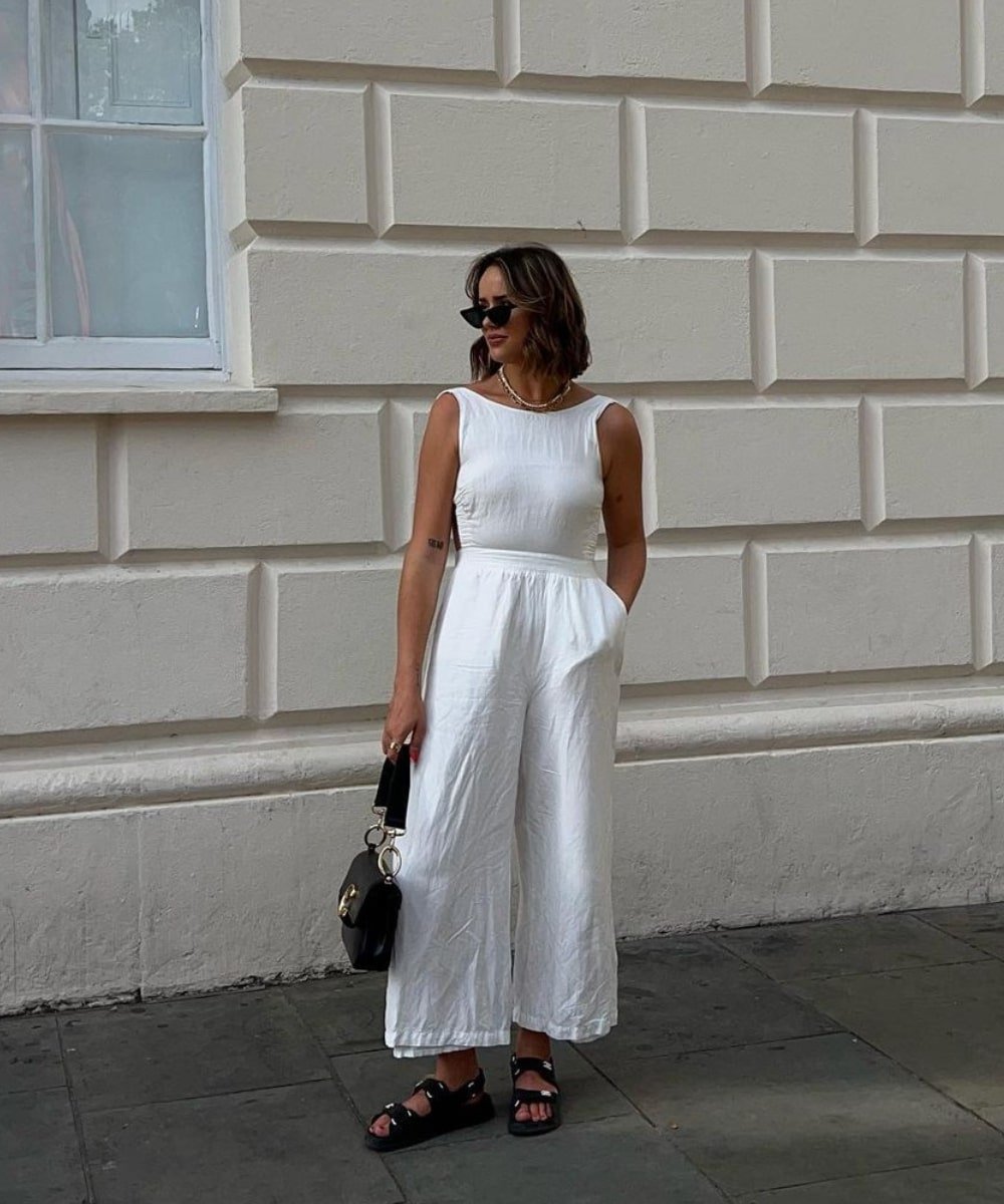 @tuula_rose - calça pantalona branca, body branco, papetes e óculos escuros - modelos de sapatos - Verão - em pé na rua usando óculos de sol - https://stealthelook.com.br