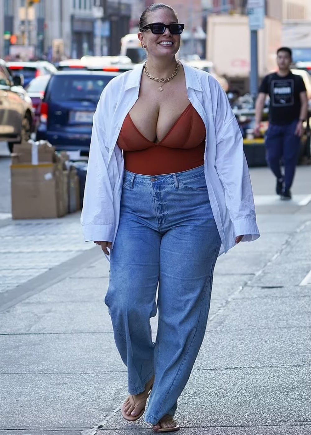 Ashley Graham - calça jeans, body e camisa branca - model off duty - Primavera - andando na rua usando óculos de sol - https://stealthelook.com.br
