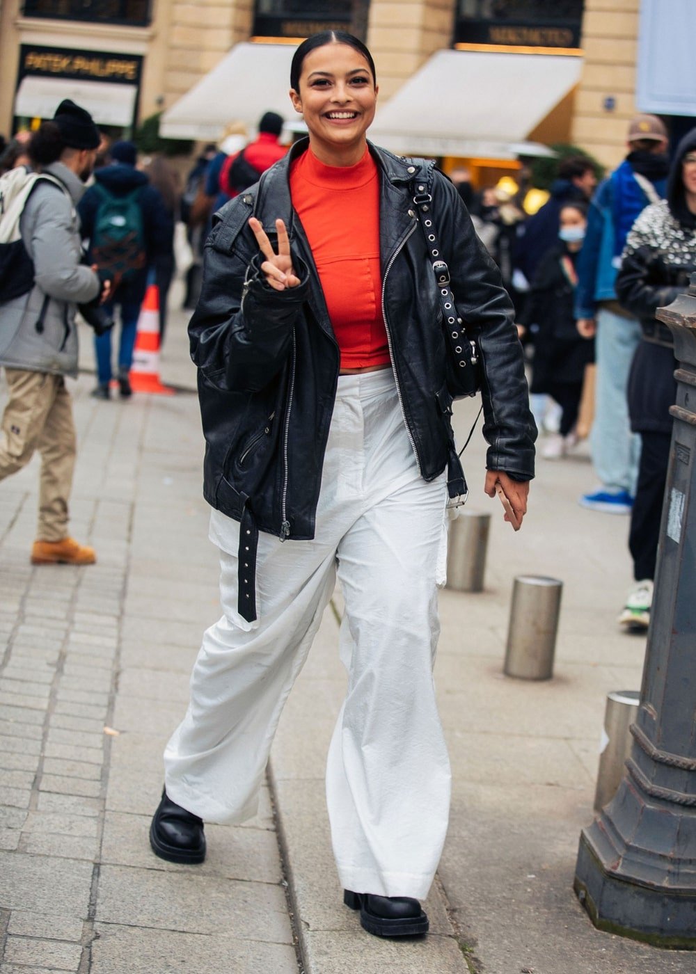 Devyn Garcia - calça branca, blusa vermelha e jaqueta de couro preta - model off duty - Outono - andando na rua - https://stealthelook.com.br