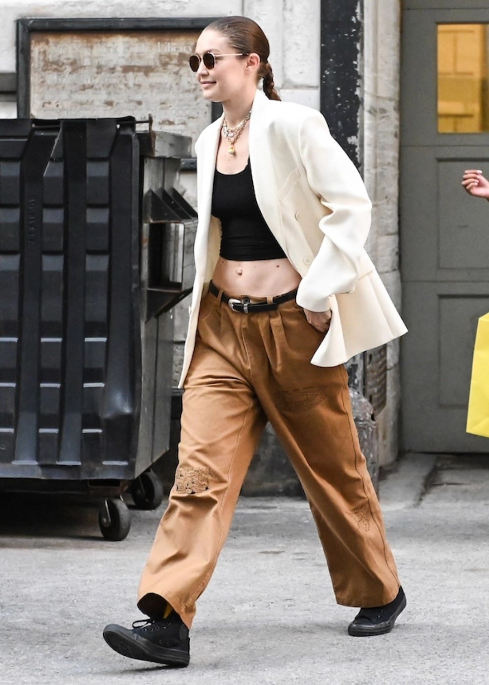 Gigi Hadid - calça marrom, cropped preto e camisa social branca - model off duty - verão - andando na rua - https://stealthelook.com.br