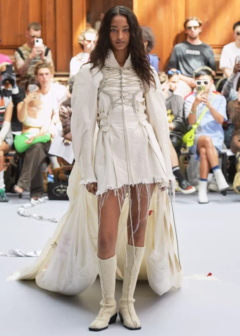 Holzweiler - roupa off-white com saia desfiada, botas e camisa de manga longa - semana de moda de Copenhagen - Primavera - modelo andando pela passarela - https://stealthelook.com.br