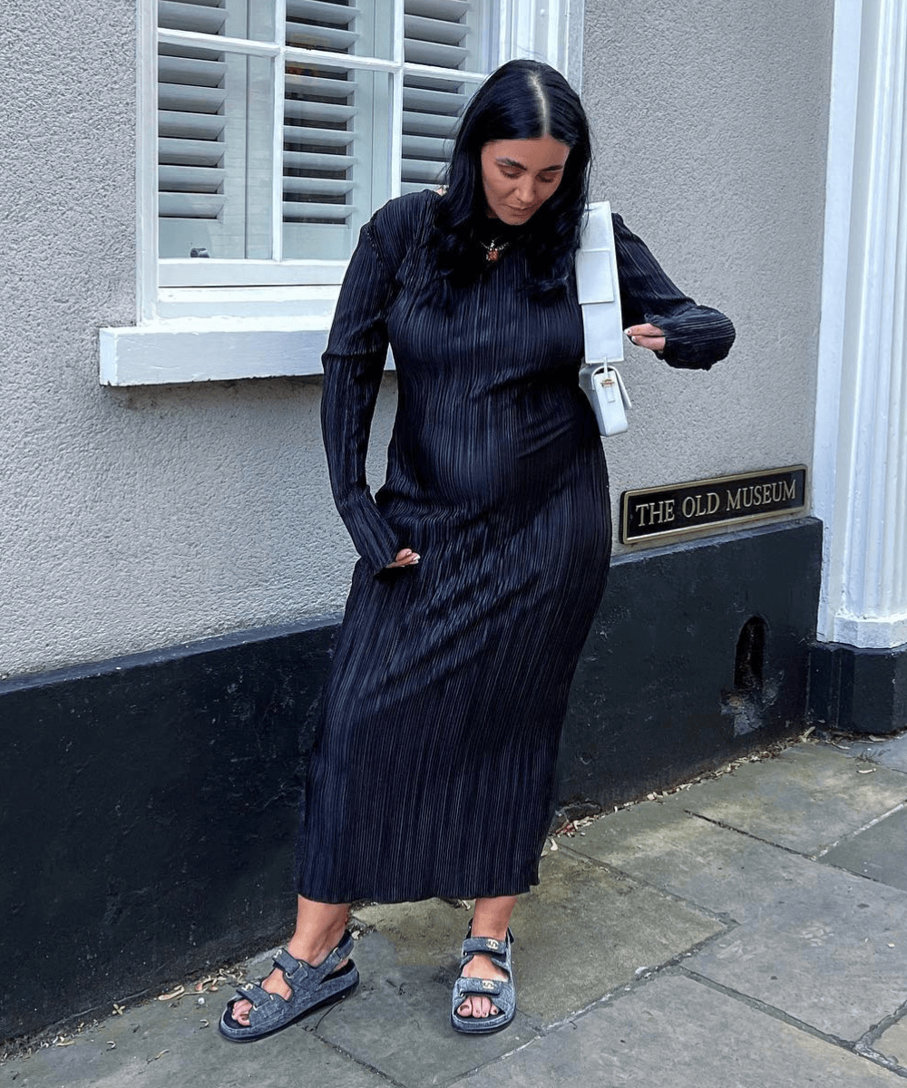 Grace Surguy - vestido preto com papete - sandálias confortáveis - Inverno 2022 - na rua - https://stealthelook.com.br